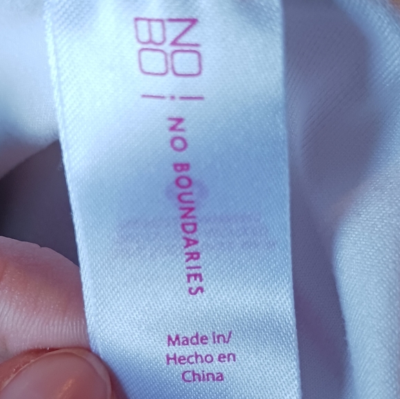 No Boundaries | Small | Skull and Flower Bottom Tie T-shirt - Picture 2 of 5